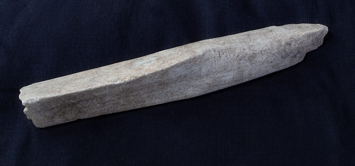 Materialet omfattar 1138 fyndnummer, däribland ca 25 mynt vilka har översänts till SHM / KMK. Dessutom finns onumrerade, 85 liter djurben.

Keramik, järn och cu-leg,  mm är alla av ett varierat slag, och är sådant som kan förväntas ifrån hög- och senmedeltida stadslager.

Fyndlista finns, men ingen rapport är tillgänglig i Varberg.

Materialet omfattar 42 backar: varav keramik och tegel mm 10 backar, metallfynd 14 backa , prover 1 back, djurben 17 backar. Allt är i god ordning. Endast enstaka järnföremål är konserverade.

Mynten saknas, eventuellt kvarligger de på KMK.