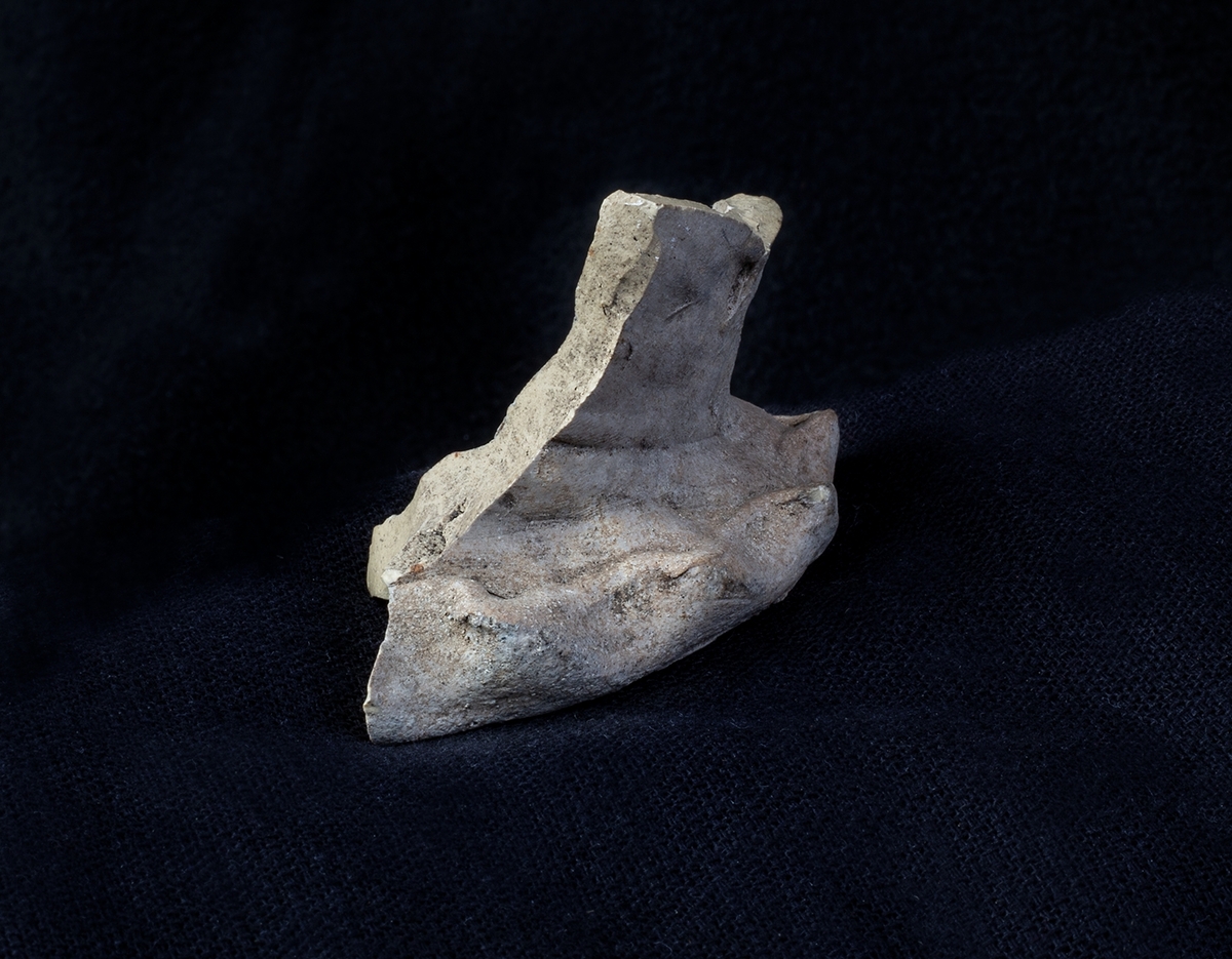 Materialet omfattar 1138 fyndnummer, däribland ca 25 mynt vilka har översänts till SHM / KMK. Dessutom finns onumrerade, 85 liter djurben.

Keramik, järn och cu-leg,  mm är alla av ett varierat slag, och är sådant som kan förväntas ifrån hög- och senmedeltida stadslager.

Fyndlista finns, men ingen rapport är tillgänglig i Varberg.

Materialet omfattar 42 backar: varav keramik och tegel mm 10 backar, metallfynd 14 backa , prover 1 back, djurben 17 backar. Allt är i god ordning. Endast enstaka järnföremål är konserverade.

Mynten saknas, eventuellt kvarligger de på KMK.