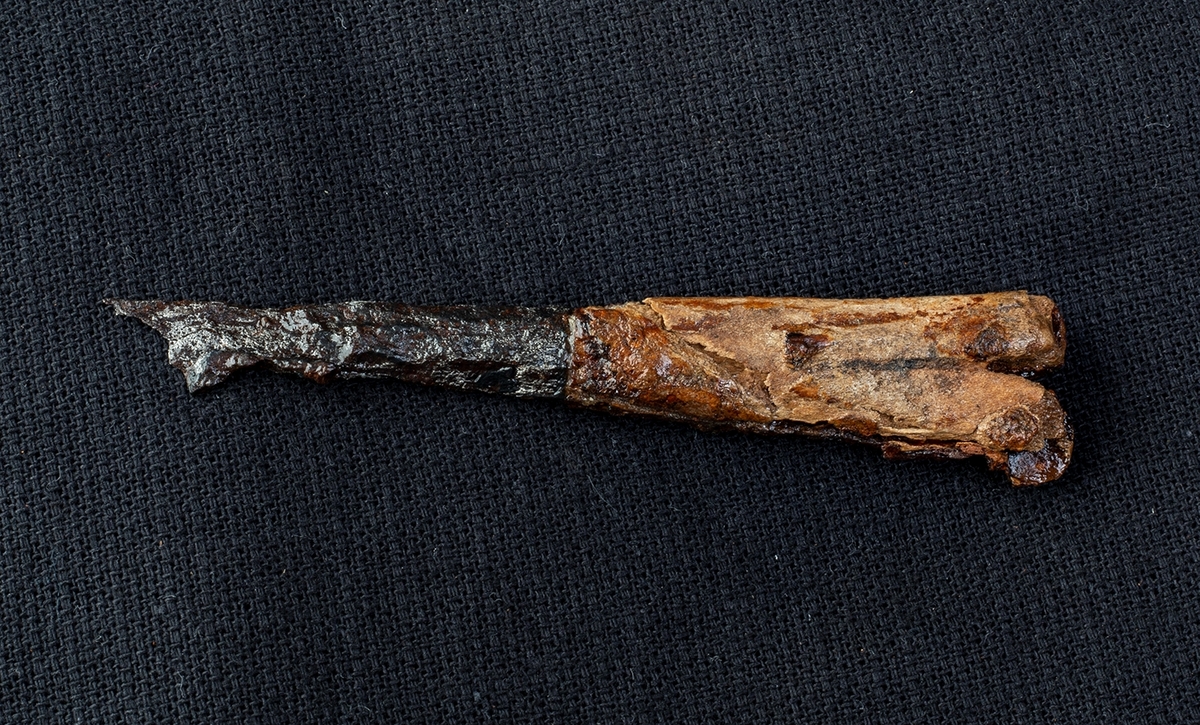 Materialet omfattar 1138 fyndnummer, däribland ca 25 mynt vilka har översänts till SHM / KMK. Dessutom finns onumrerade, 85 liter djurben.

Keramik, järn och cu-leg,  mm är alla av ett varierat slag, och är sådant som kan förväntas ifrån hög- och senmedeltida stadslager.

Fyndlista finns, men ingen rapport är tillgänglig i Varberg.

Materialet omfattar 42 backar: varav keramik och tegel mm 10 backar, metallfynd 14 backa , prover 1 back, djurben 17 backar. Allt är i god ordning. Endast enstaka järnföremål är konserverade.

Mynten saknas, eventuellt kvarligger de på KMK.