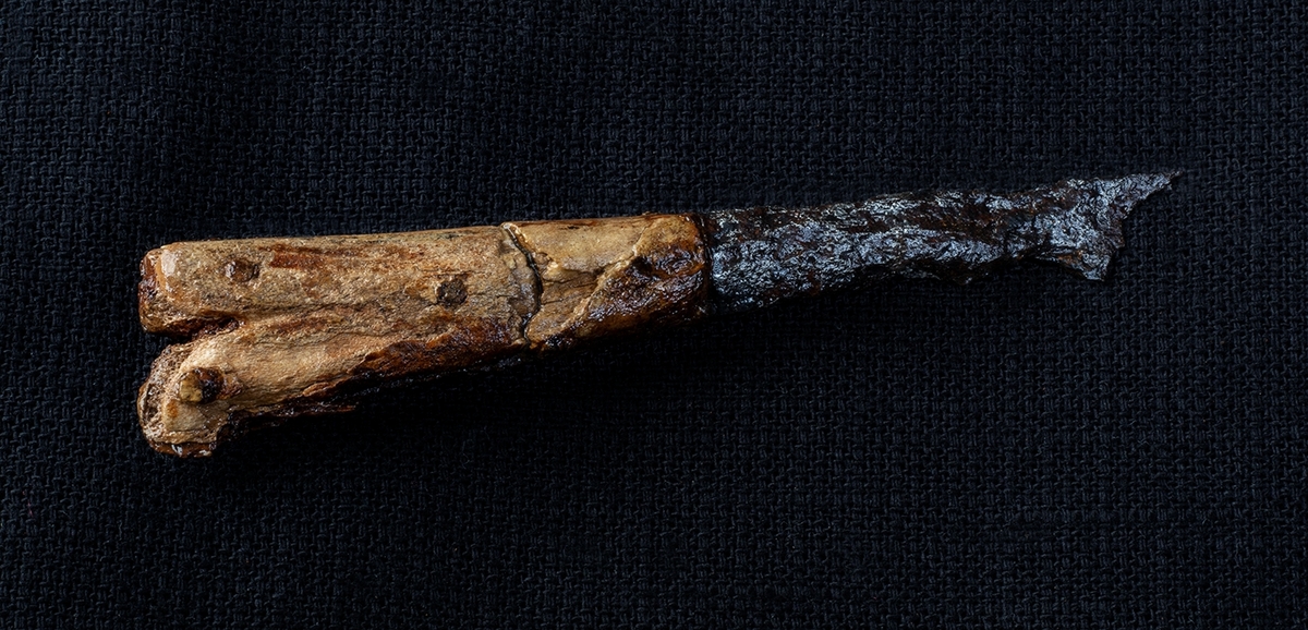 Materialet omfattar 1138 fyndnummer, däribland ca 25 mynt vilka har översänts till SHM / KMK. Dessutom finns onumrerade, 85 liter djurben.

Keramik, järn och cu-leg,  mm är alla av ett varierat slag, och är sådant som kan förväntas ifrån hög- och senmedeltida stadslager.

Fyndlista finns, men ingen rapport är tillgänglig i Varberg.

Materialet omfattar 42 backar: varav keramik och tegel mm 10 backar, metallfynd 14 backa , prover 1 back, djurben 17 backar. Allt är i god ordning. Endast enstaka järnföremål är konserverade.

Mynten saknas, eventuellt kvarligger de på KMK.