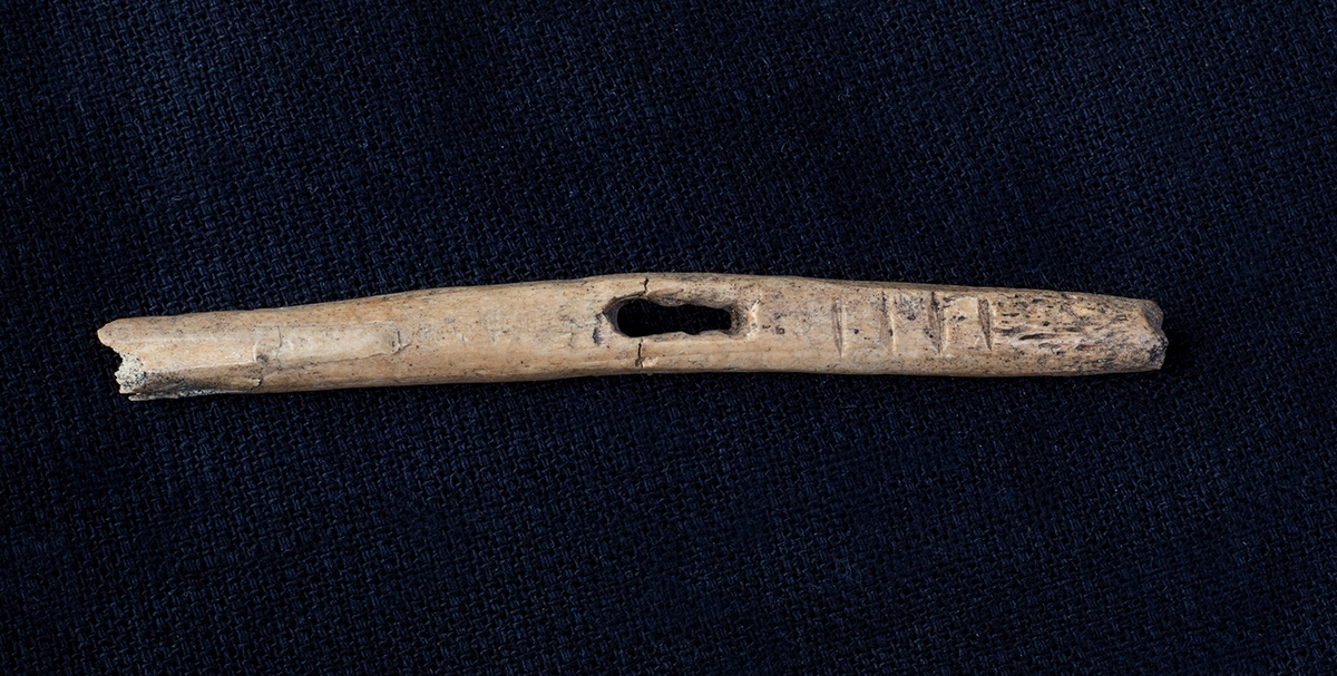 Materialet omfattar 1138 fyndnummer, däribland ca 25 mynt vilka har översänts till SHM / KMK. Dessutom finns onumrerade, 85 liter djurben.

Keramik, järn och cu-leg,  mm är alla av ett varierat slag, och är sådant som kan förväntas ifrån hög- och senmedeltida stadslager.

Fyndlista finns, men ingen rapport är tillgänglig i Varberg.

Materialet omfattar 42 backar: varav keramik och tegel mm 10 backar, metallfynd 14 backa , prover 1 back, djurben 17 backar. Allt är i god ordning. Endast enstaka järnföremål är konserverade.

Mynten saknas, eventuellt kvarligger de på KMK.