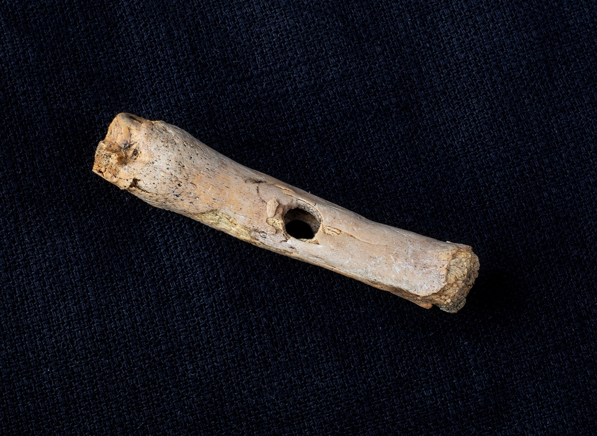 Materialet omfattar 1138 fyndnummer, däribland ca 25 mynt vilka har översänts till SHM / KMK. Dessutom finns onumrerade, 85 liter djurben.

Keramik, järn och cu-leg,  mm är alla av ett varierat slag, och är sådant som kan förväntas ifrån hög- och senmedeltida stadslager.

Fyndlista finns, men ingen rapport är tillgänglig i Varberg.

Materialet omfattar 42 backar: varav keramik och tegel mm 10 backar, metallfynd 14 backa , prover 1 back, djurben 17 backar. Allt är i god ordning. Endast enstaka järnföremål är konserverade.

Mynten saknas, eventuellt kvarligger de på KMK.