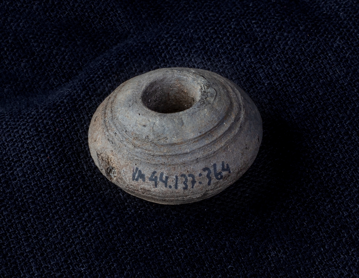 Materialet omfattar 1138 fyndnummer, däribland ca 25 mynt vilka har översänts till SHM / KMK. Dessutom finns onumrerade, 85 liter djurben.

Keramik, järn och cu-leg,  mm är alla av ett varierat slag, och är sådant som kan förväntas ifrån hög- och senmedeltida stadslager.

Fyndlista finns, men ingen rapport är tillgänglig i Varberg.

Materialet omfattar 42 backar: varav keramik och tegel mm 10 backar, metallfynd 14 backa , prover 1 back, djurben 17 backar. Allt är i god ordning. Endast enstaka järnföremål är konserverade.

Mynten saknas, eventuellt kvarligger de på KMK.