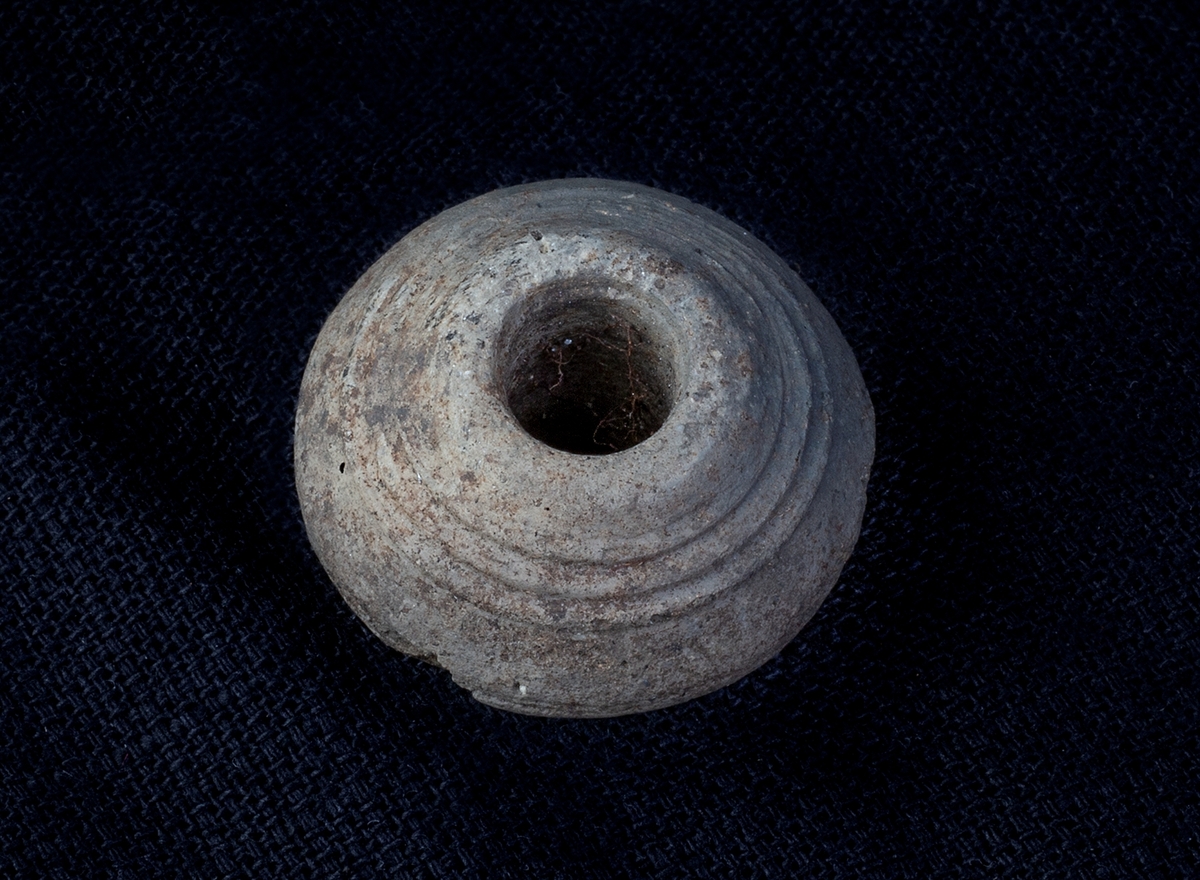 Materialet omfattar 1138 fyndnummer, däribland ca 25 mynt vilka har översänts till SHM / KMK. Dessutom finns onumrerade, 85 liter djurben.

Keramik, järn och cu-leg,  mm är alla av ett varierat slag, och är sådant som kan förväntas ifrån hög- och senmedeltida stadslager.

Fyndlista finns, men ingen rapport är tillgänglig i Varberg.

Materialet omfattar 42 backar: varav keramik och tegel mm 10 backar, metallfynd 14 backa , prover 1 back, djurben 17 backar. Allt är i god ordning. Endast enstaka järnföremål är konserverade.

Mynten saknas, eventuellt kvarligger de på KMK.