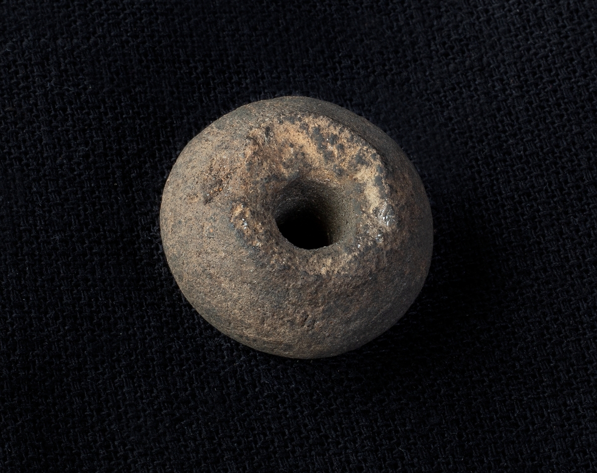 Materialet omfattar 1138 fyndnummer, däribland ca 25 mynt vilka har översänts till SHM / KMK. Dessutom finns onumrerade, 85 liter djurben.

Keramik, järn och cu-leg,  mm är alla av ett varierat slag, och är sådant som kan förväntas ifrån hög- och senmedeltida stadslager.

Fyndlista finns, men ingen rapport är tillgänglig i Varberg.

Materialet omfattar 42 backar: varav keramik och tegel mm 10 backar, metallfynd 14 backa , prover 1 back, djurben 17 backar. Allt är i god ordning. Endast enstaka järnföremål är konserverade.

Mynten saknas, eventuellt kvarligger de på KMK.