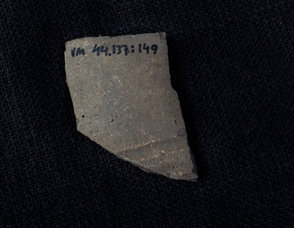 Materialet omfattar 1138 fyndnummer, däribland ca 25 mynt vilka har översänts till SHM / KMK. Dessutom finns onumrerade, 85 liter djurben.

Keramik, järn och cu-leg,  mm är alla av ett varierat slag, och är sådant som kan förväntas ifrån hög- och senmedeltida stadslager.

Fyndlista finns, men ingen rapport är tillgänglig i Varberg.

Materialet omfattar 42 backar: varav keramik och tegel mm 10 backar, metallfynd 14 backa , prover 1 back, djurben 17 backar. Allt är i god ordning. Endast enstaka järnföremål är konserverade.

Mynten saknas, eventuellt kvarligger de på KMK.