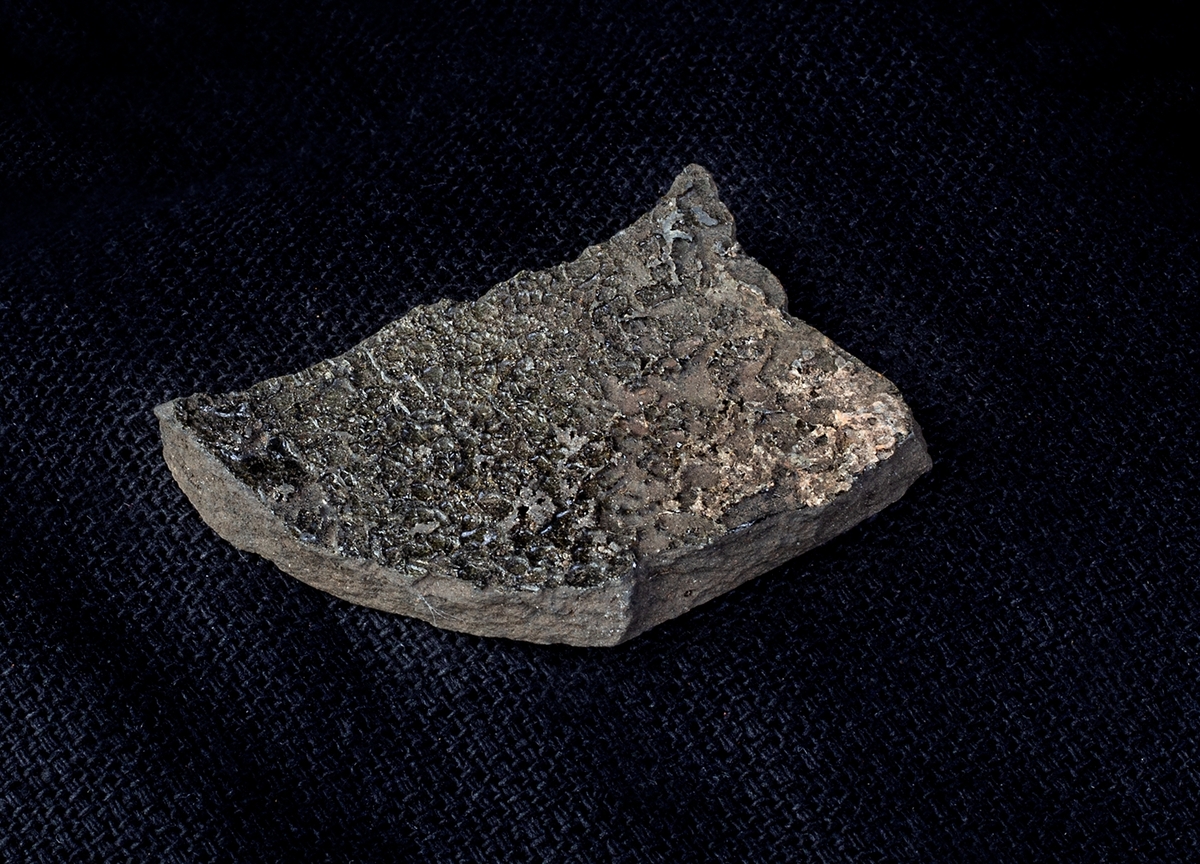 Materialet omfattar 1138 fyndnummer, däribland ca 25 mynt vilka har översänts till SHM / KMK. Dessutom finns onumrerade, 85 liter djurben.

Keramik, järn och cu-leg,  mm är alla av ett varierat slag, och är sådant som kan förväntas ifrån hög- och senmedeltida stadslager.

Fyndlista finns, men ingen rapport är tillgänglig i Varberg.

Materialet omfattar 42 backar: varav keramik och tegel mm 10 backar, metallfynd 14 backa , prover 1 back, djurben 17 backar. Allt är i god ordning. Endast enstaka järnföremål är konserverade.

Mynten saknas, eventuellt kvarligger de på KMK.