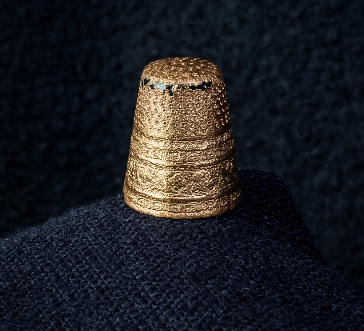 Materialet omfattar 1138 fyndnummer, däribland ca 25 mynt vilka har översänts till SHM / KMK. Dessutom finns onumrerade, 85 liter djurben.

Keramik, järn och cu-leg,  mm är alla av ett varierat slag, och är sådant som kan förväntas ifrån hög- och senmedeltida stadslager.

Fyndlista finns, men ingen rapport är tillgänglig i Varberg.

Materialet omfattar 42 backar: varav keramik och tegel mm 10 backar, metallfynd 14 backa , prover 1 back, djurben 17 backar. Allt är i god ordning. Endast enstaka järnföremål är konserverade.

Mynten saknas, eventuellt kvarligger de på KMK.