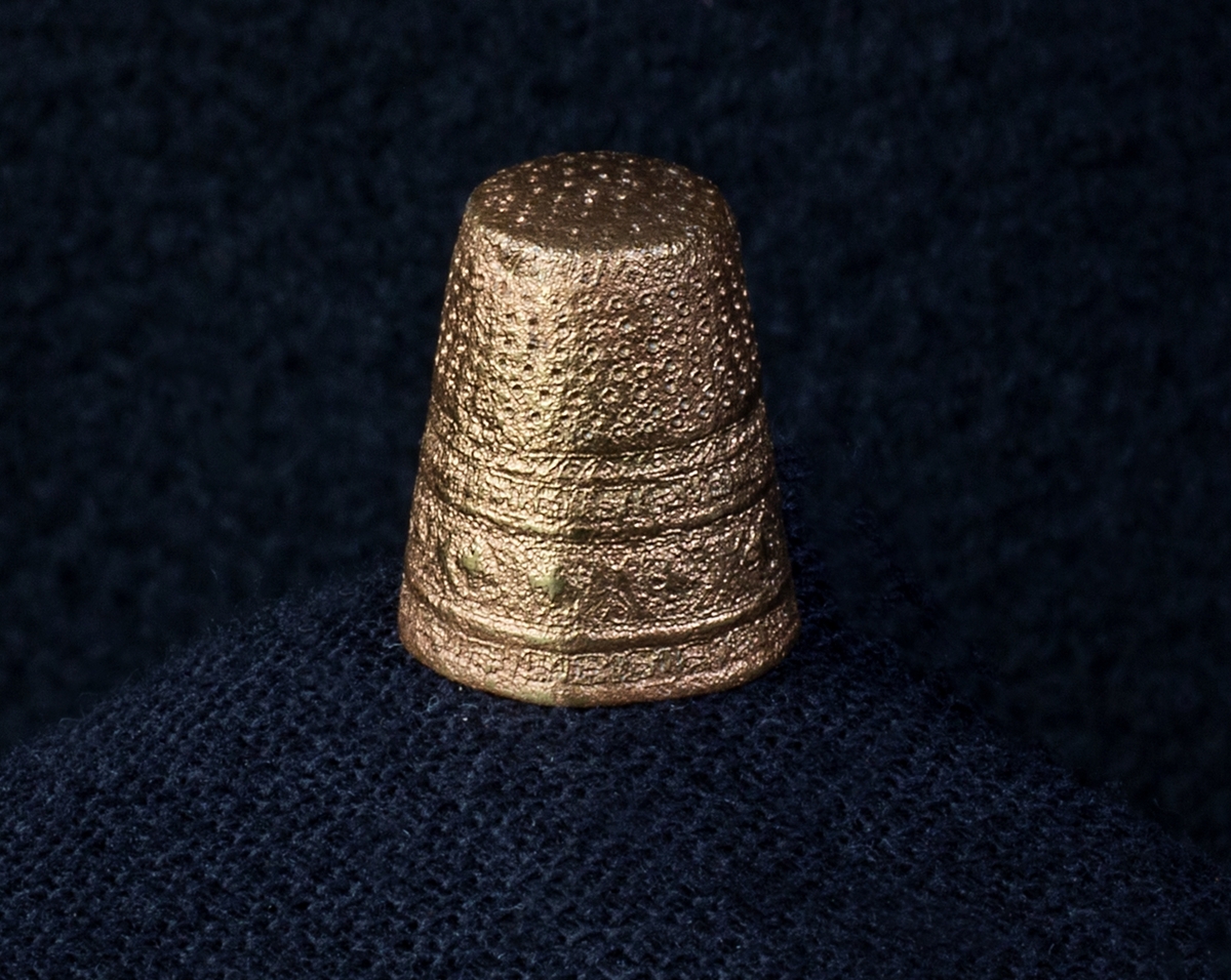 Materialet omfattar 1138 fyndnummer, däribland ca 25 mynt vilka har översänts till SHM / KMK. Dessutom finns onumrerade, 85 liter djurben.

Keramik, järn och cu-leg,  mm är alla av ett varierat slag, och är sådant som kan förväntas ifrån hög- och senmedeltida stadslager.

Fyndlista finns, men ingen rapport är tillgänglig i Varberg.

Materialet omfattar 42 backar: varav keramik och tegel mm 10 backar, metallfynd 14 backa , prover 1 back, djurben 17 backar. Allt är i god ordning. Endast enstaka järnföremål är konserverade.

Mynten saknas, eventuellt kvarligger de på KMK.