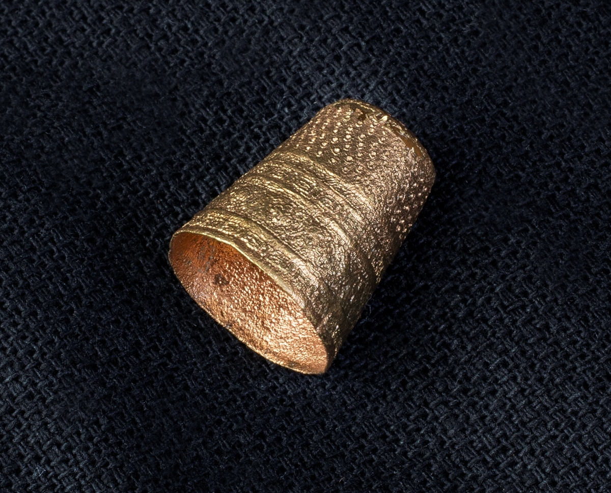 Materialet omfattar 1138 fyndnummer, däribland ca 25 mynt vilka har översänts till SHM / KMK. Dessutom finns onumrerade, 85 liter djurben.

Keramik, järn och cu-leg,  mm är alla av ett varierat slag, och är sådant som kan förväntas ifrån hög- och senmedeltida stadslager.

Fyndlista finns, men ingen rapport är tillgänglig i Varberg.

Materialet omfattar 42 backar: varav keramik och tegel mm 10 backar, metallfynd 14 backa , prover 1 back, djurben 17 backar. Allt är i god ordning. Endast enstaka järnföremål är konserverade.

Mynten saknas, eventuellt kvarligger de på KMK.