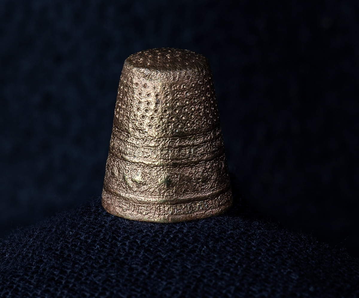 Materialet omfattar 1138 fyndnummer, däribland ca 25 mynt vilka har översänts till SHM / KMK. Dessutom finns onumrerade, 85 liter djurben.

Keramik, järn och cu-leg,  mm är alla av ett varierat slag, och är sådant som kan förväntas ifrån hög- och senmedeltida stadslager.

Fyndlista finns, men ingen rapport är tillgänglig i Varberg.

Materialet omfattar 42 backar: varav keramik och tegel mm 10 backar, metallfynd 14 backa , prover 1 back, djurben 17 backar. Allt är i god ordning. Endast enstaka järnföremål är konserverade.

Mynten saknas, eventuellt kvarligger de på KMK.