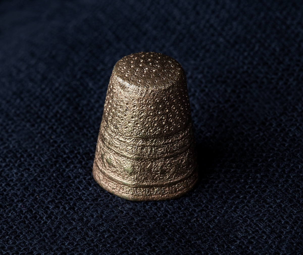 Materialet omfattar 1138 fyndnummer, däribland ca 25 mynt vilka har översänts till SHM / KMK. Dessutom finns onumrerade, 85 liter djurben.

Keramik, järn och cu-leg,  mm är alla av ett varierat slag, och är sådant som kan förväntas ifrån hög- och senmedeltida stadslager.

Fyndlista finns, men ingen rapport är tillgänglig i Varberg.

Materialet omfattar 42 backar: varav keramik och tegel mm 10 backar, metallfynd 14 backa , prover 1 back, djurben 17 backar. Allt är i god ordning. Endast enstaka järnföremål är konserverade.

Mynten saknas, eventuellt kvarligger de på KMK.