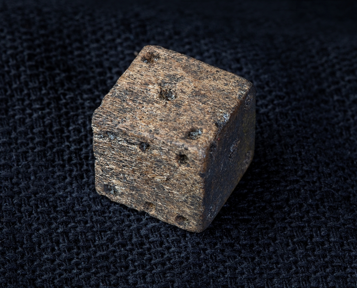 Materialet omfattar 1138 fyndnummer, däribland ca 25 mynt vilka har översänts till SHM / KMK. Dessutom finns onumrerade, 85 liter djurben.

Keramik, järn och cu-leg,  mm är alla av ett varierat slag, och är sådant som kan förväntas ifrån hög- och senmedeltida stadslager.

Fyndlista finns, men ingen rapport är tillgänglig i Varberg.

Materialet omfattar 42 backar: varav keramik och tegel mm 10 backar, metallfynd 14 backa , prover 1 back, djurben 17 backar. Allt är i god ordning. Endast enstaka järnföremål är konserverade.

Mynten saknas, eventuellt kvarligger de på KMK.