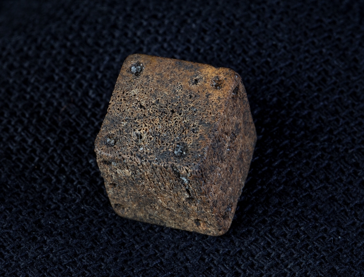 Materialet omfattar 1138 fyndnummer, däribland ca 25 mynt vilka har översänts till SHM / KMK. Dessutom finns onumrerade, 85 liter djurben.

Keramik, järn och cu-leg,  mm är alla av ett varierat slag, och är sådant som kan förväntas ifrån hög- och senmedeltida stadslager.

Fyndlista finns, men ingen rapport är tillgänglig i Varberg.

Materialet omfattar 42 backar: varav keramik och tegel mm 10 backar, metallfynd 14 backa , prover 1 back, djurben 17 backar. Allt är i god ordning. Endast enstaka järnföremål är konserverade.

Mynten saknas, eventuellt kvarligger de på KMK.