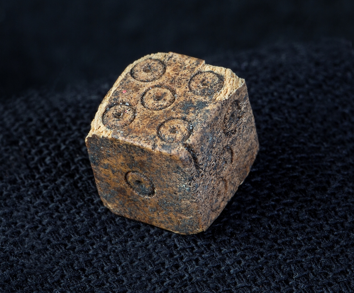 Materialet omfattar 1138 fyndnummer, däribland ca 25 mynt vilka har översänts till SHM / KMK. Dessutom finns onumrerade, 85 liter djurben.

Keramik, järn och cu-leg,  mm är alla av ett varierat slag, och är sådant som kan förväntas ifrån hög- och senmedeltida stadslager.

Fyndlista finns, men ingen rapport är tillgänglig i Varberg.

Materialet omfattar 42 backar: varav keramik och tegel mm 10 backar, metallfynd 14 backa , prover 1 back, djurben 17 backar. Allt är i god ordning. Endast enstaka järnföremål är konserverade.

Mynten saknas, eventuellt kvarligger de på KMK.