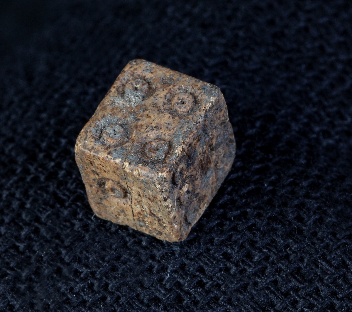 Materialet omfattar 1138 fyndnummer, däribland ca 25 mynt vilka har översänts till SHM / KMK. Dessutom finns onumrerade, 85 liter djurben.

Keramik, järn och cu-leg,  mm är alla av ett varierat slag, och är sådant som kan förväntas ifrån hög- och senmedeltida stadslager.

Fyndlista finns, men ingen rapport är tillgänglig i Varberg.

Materialet omfattar 42 backar: varav keramik och tegel mm 10 backar, metallfynd 14 backa , prover 1 back, djurben 17 backar. Allt är i god ordning. Endast enstaka järnföremål är konserverade.

Mynten saknas, eventuellt kvarligger de på KMK.