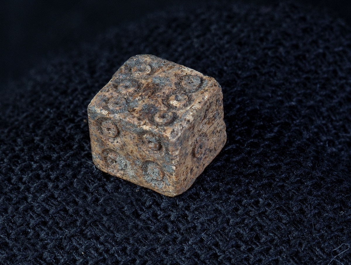 Materialet omfattar 1138 fyndnummer, däribland ca 25 mynt vilka har översänts till SHM / KMK. Dessutom finns onumrerade, 85 liter djurben.

Keramik, järn och cu-leg,  mm är alla av ett varierat slag, och är sådant som kan förväntas ifrån hög- och senmedeltida stadslager.

Fyndlista finns, men ingen rapport är tillgänglig i Varberg.

Materialet omfattar 42 backar: varav keramik och tegel mm 10 backar, metallfynd 14 backa , prover 1 back, djurben 17 backar. Allt är i god ordning. Endast enstaka järnföremål är konserverade.

Mynten saknas, eventuellt kvarligger de på KMK.