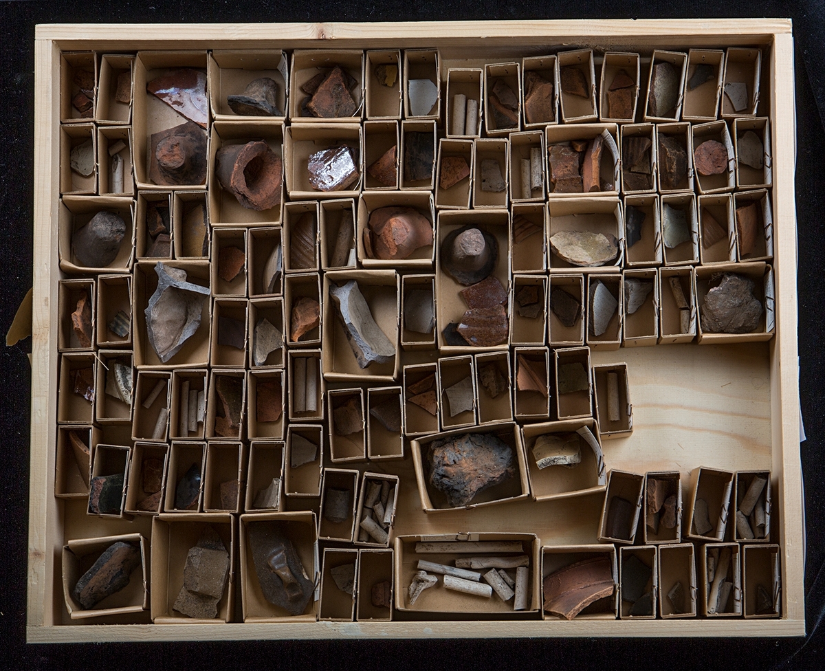 Materialet omfattar 1138 fyndnummer, däribland ca 25 mynt vilka har översänts till SHM / KMK. Dessutom finns onumrerade, 85 liter djurben.

Keramik, järn och cu-leg,  mm är alla av ett varierat slag, och är sådant som kan förväntas ifrån hög- och senmedeltida stadslager.

Fyndlista finns, men ingen rapport är tillgänglig i Varberg.

Materialet omfattar 42 backar: varav keramik och tegel mm 10 backar, metallfynd 14 backa , prover 1 back, djurben 17 backar. Allt är i god ordning. Endast enstaka järnföremål är konserverade.

Mynten saknas, eventuellt kvarligger de på KMK.