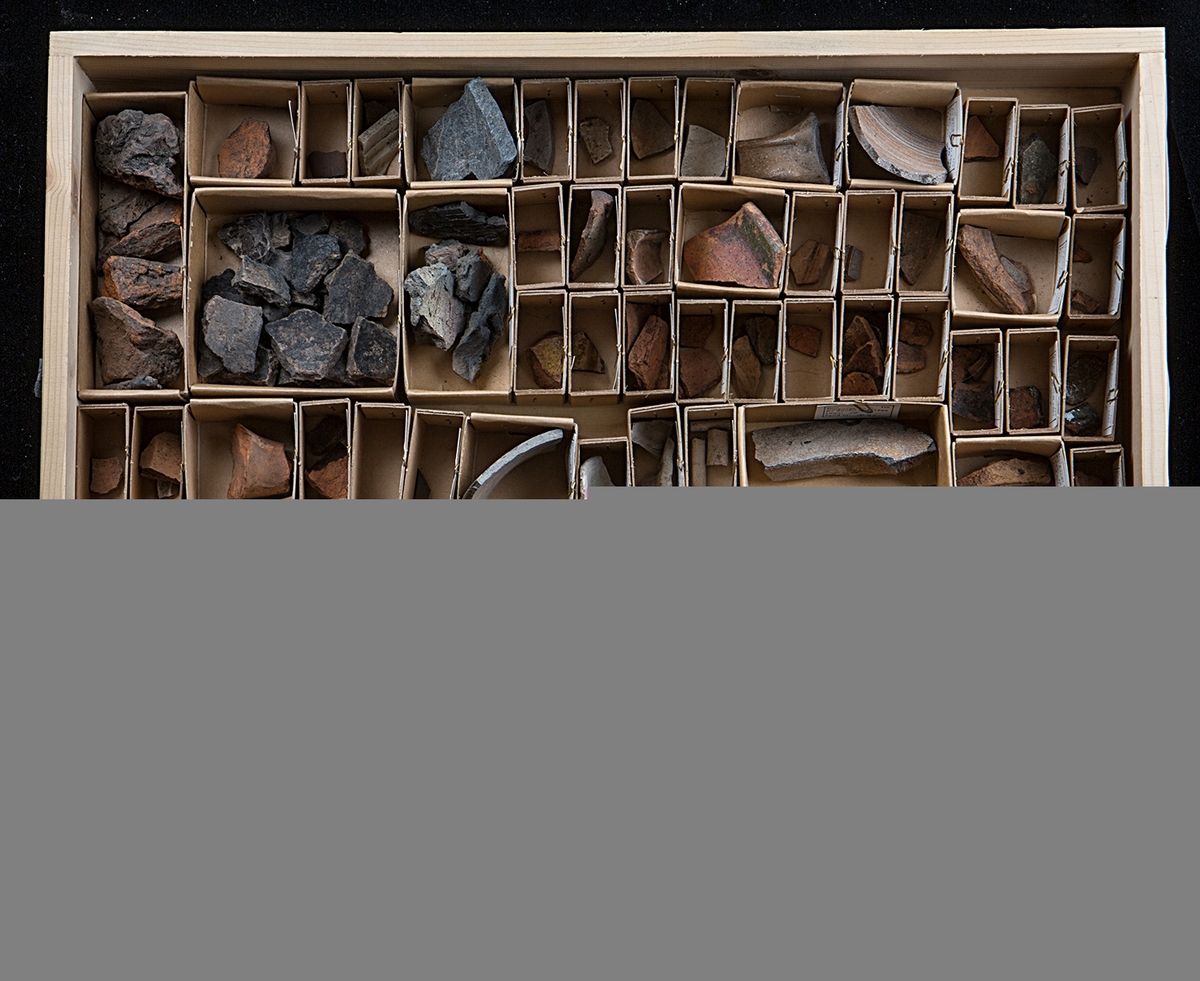 Materialet omfattar 1138 fyndnummer, däribland ca 25 mynt vilka har översänts till SHM / KMK. Dessutom finns onumrerade, 85 liter djurben.

Keramik, järn och cu-leg,  mm är alla av ett varierat slag, och är sådant som kan förväntas ifrån hög- och senmedeltida stadslager.

Fyndlista finns, men ingen rapport är tillgänglig i Varberg.

Materialet omfattar 42 backar: varav keramik och tegel mm 10 backar, metallfynd 14 backa , prover 1 back, djurben 17 backar. Allt är i god ordning. Endast enstaka järnföremål är konserverade.

Mynten saknas, eventuellt kvarligger de på KMK.