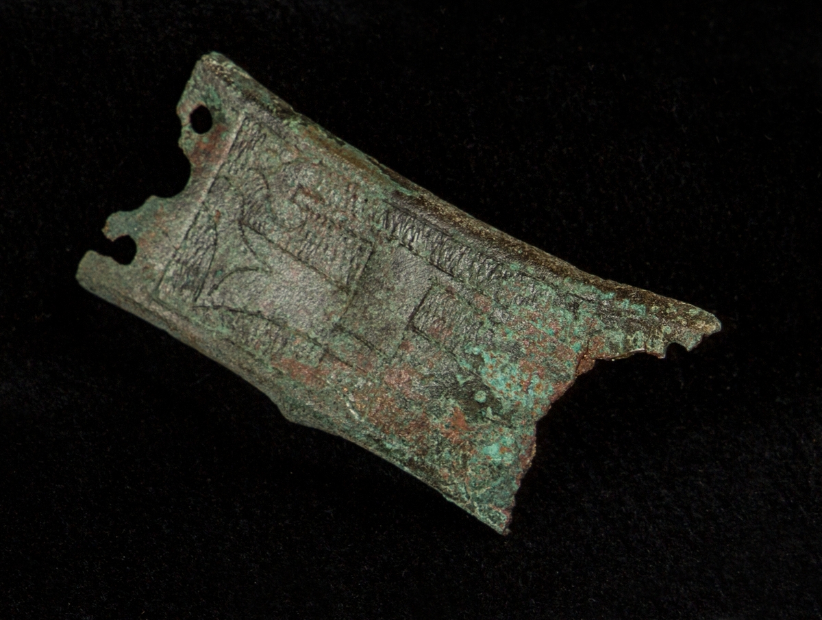 Materialet omfattar 1138 fyndnummer, däribland ca 25 mynt vilka har översänts till SHM / KMK. Dessutom finns onumrerade, 85 liter djurben.

Keramik, järn och cu-leg,  mm är alla av ett varierat slag, och är sådant som kan förväntas ifrån hög- och senmedeltida stadslager.

Fyndlista finns, men ingen rapport är tillgänglig i Varberg.

Materialet omfattar 42 backar: varav keramik och tegel mm 10 backar, metallfynd 14 backa , prover 1 back, djurben 17 backar. Allt är i god ordning. Endast enstaka järnföremål är konserverade.

Mynten saknas, eventuellt kvarligger de på KMK.