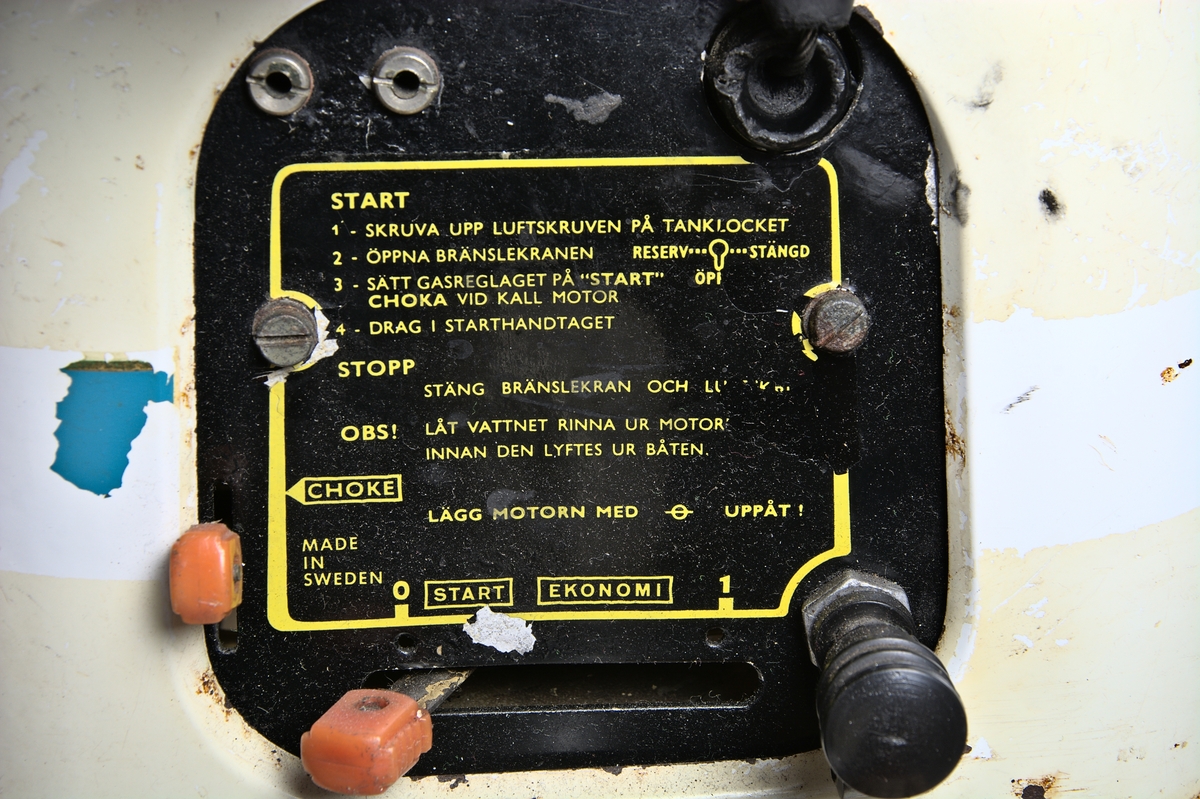 Utombordsmotor Monark Nautic 4. Encylindrig, luftkyld, tvåtaktsmotor med fyra hästkrafter. Kåpor i vit- och ljusblåfärgad metall.

Emblem och text på motorkåpans båda sidor är mycket slitna.