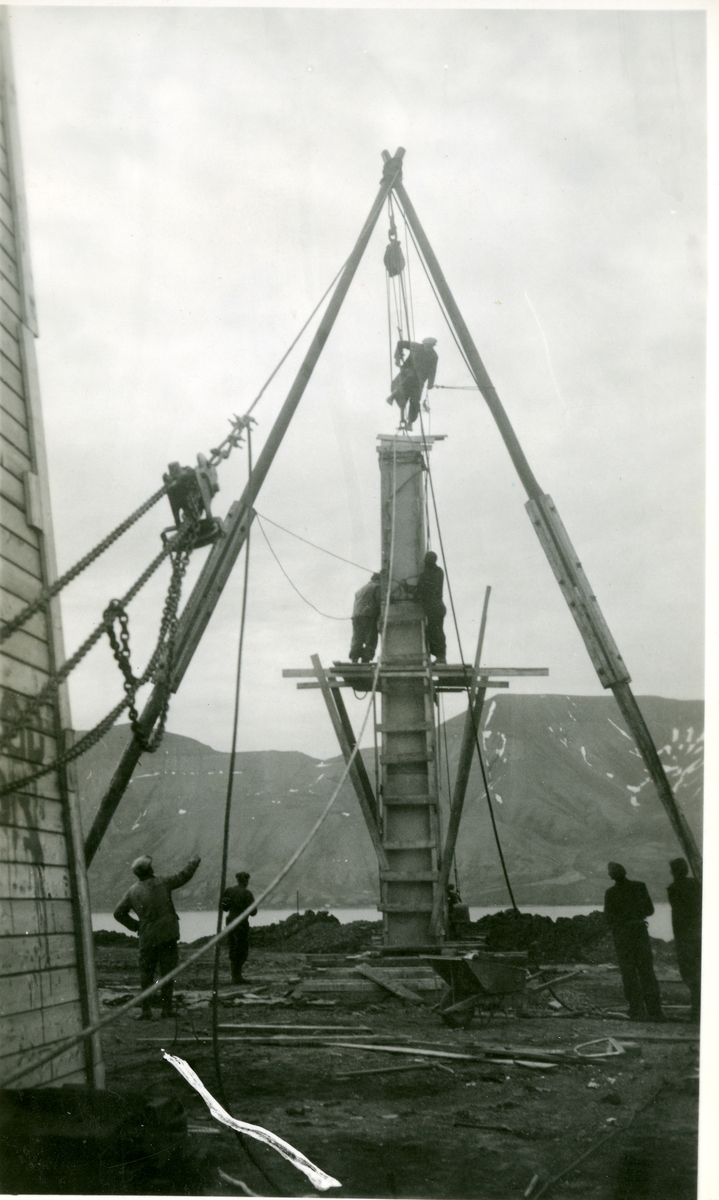 Bautaen på Skjæringa under bygging i august 1949. Den ble avduket 8.august 1949.