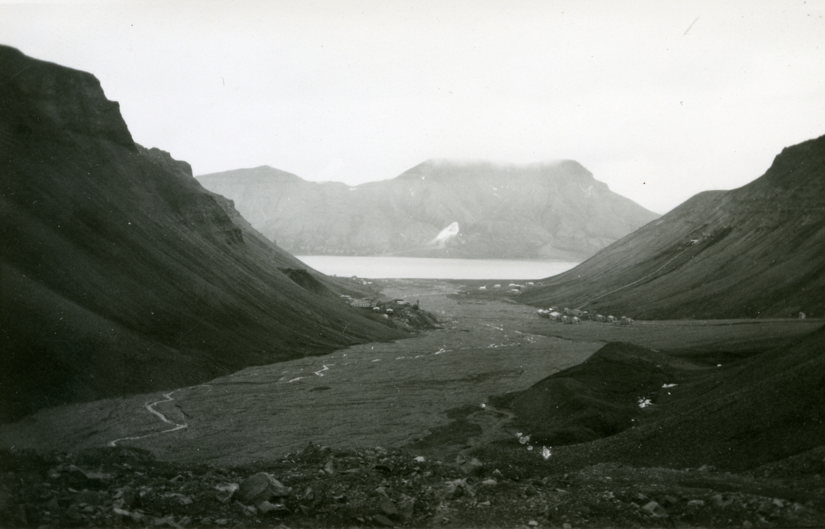 Longyeardalen og Longyearbyen sett fra Longyearbreen. 