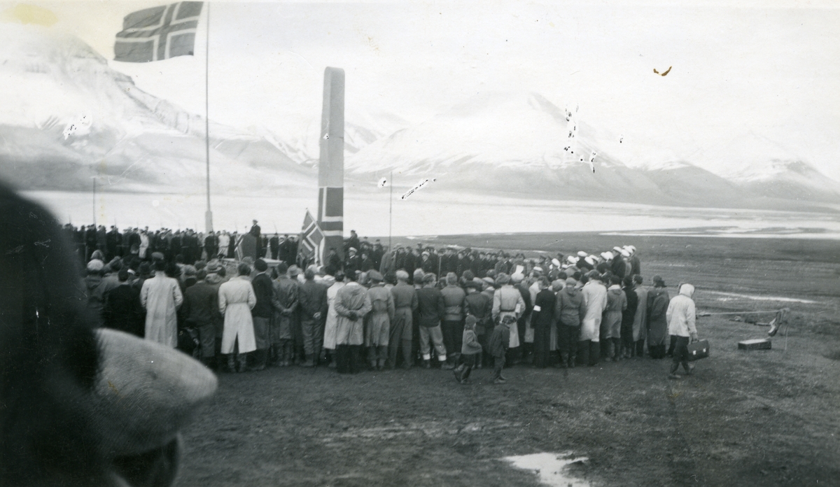 Fra avduking av bautaen på Skjæringa.  H.K.H. Kronprins Olav taler ved avdukingen av bautaen på Skjæringa 8.august 1949. Bautaen ble reist til minne om de 25 menn fra Svalbard-garnisonen som falt i kampene på Svalbard under andre verdenskrig. Bautaen ble laget av billedhugger Ørnulf Bast.