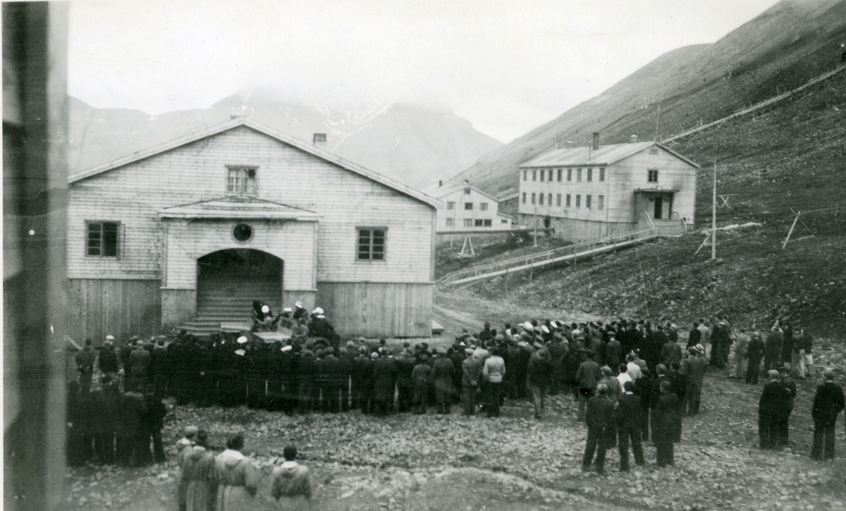 Fra avdukingen av bautaen på Skjæringa 8.august 1949. Festmiddag i Stormessa. 