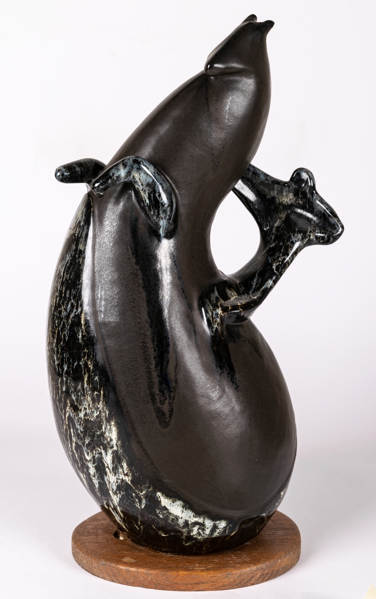 Skulptur eller figurin med titel Cirkushäst, av flintgods, gjuten och glaserad i glasyren Mangania med glasyrdetaljer i rinnande svartvitt. Bottenplatta av trä, original, signerad Lillemor. Formgiven av konstnär Lillemor Mannerheim vid Gefle Porslin, där hon arbetade som formgivare 1952-1957.