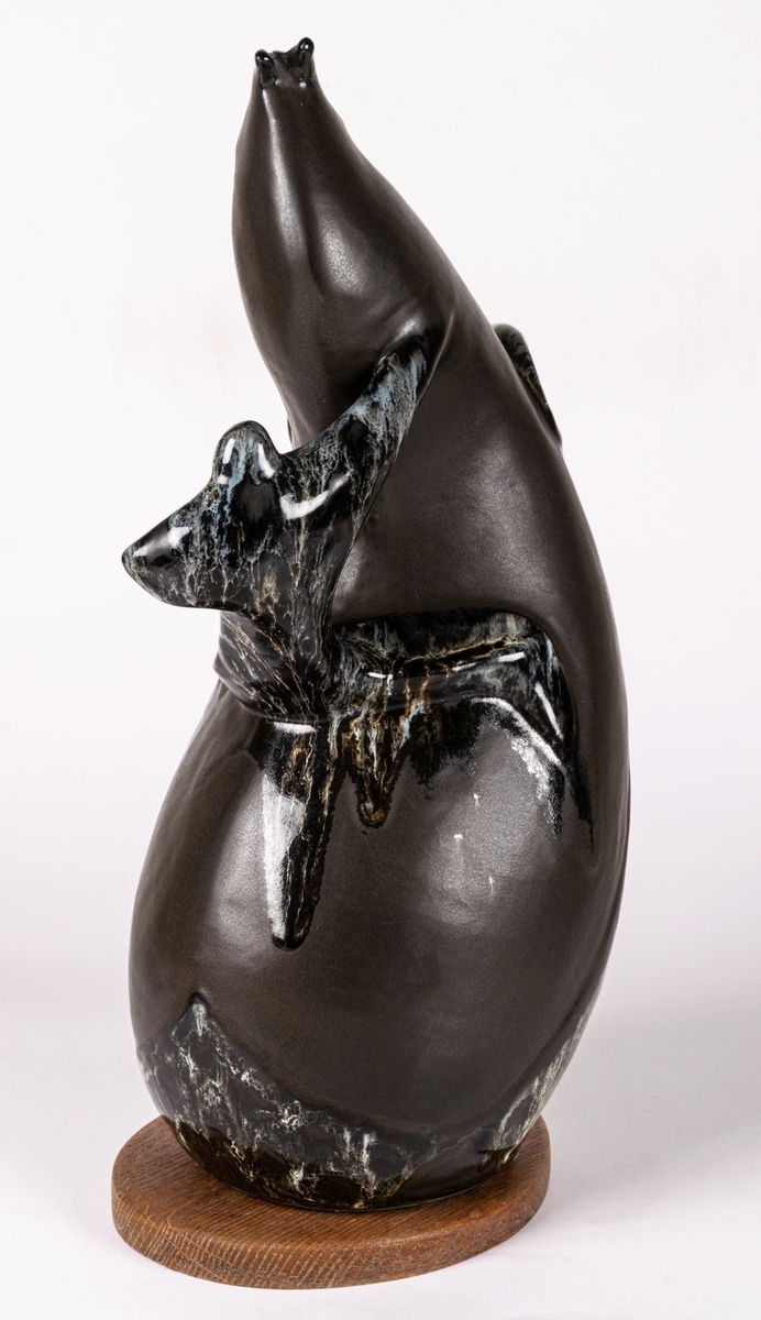 Skulptur eller figurin med titel Cirkushäst, av flintgods, gjuten och glaserad i glasyren Mangania med glasyrdetaljer i rinnande svartvitt. Bottenplatta av trä, original, signerad Lillemor. Formgiven av konstnär Lillemor Mannerheim vid Gefle Porslin, där hon arbetade som formgivare 1952-1957.