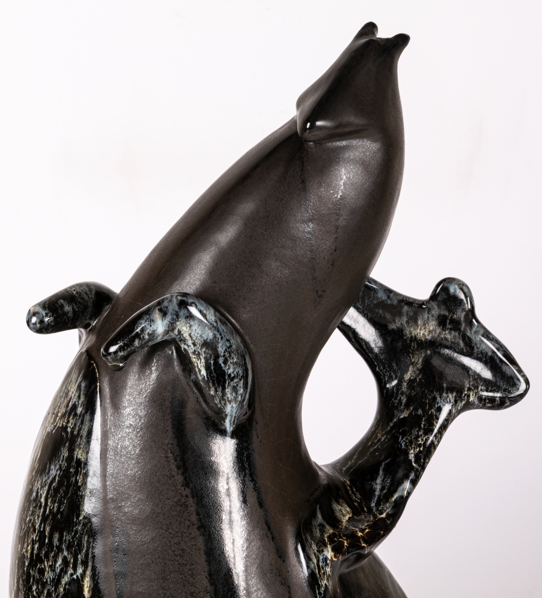 Skulptur eller figurin med titel Cirkushäst, av flintgods, gjuten och glaserad i glasyren Mangania med glasyrdetaljer i rinnande svartvitt. Bottenplatta av trä, original, signerad Lillemor. Formgiven av konstnär Lillemor Mannerheim vid Gefle Porslin, där hon arbetade som formgivare 1952-1957.