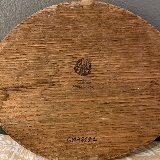 Skulptur eller figurin med titel Cirkushäst, av flintgods, gjuten och glaserad i glasyren Mangania med glasyrdetaljer i rinnande svartvitt. Bottenplatta av trä, original, signerad Lillemor. Formgiven av konstnär Lillemor Mannerheim vid Gefle Porslin, där hon arbetade som formgivare 1952-1957.