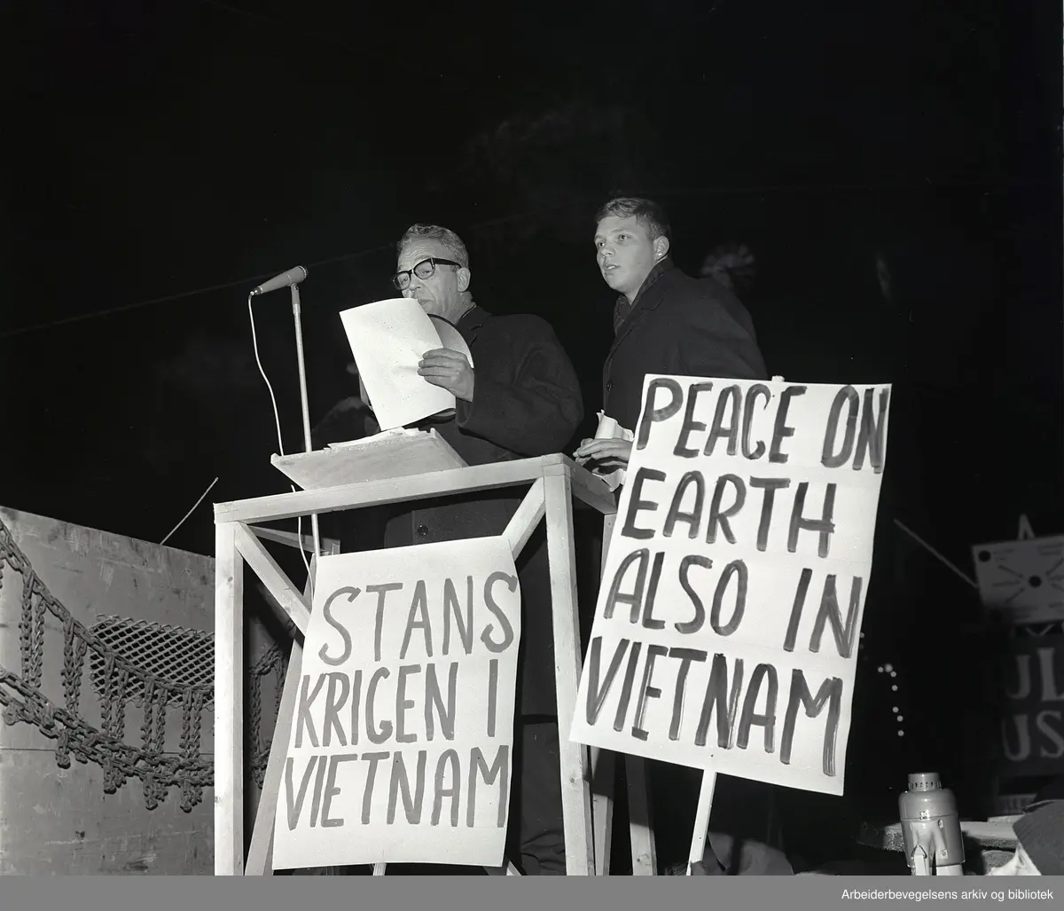 "1000 unge i fakkeltog til USA-ambassaden". På talerstolen: Sverre Løberg, stortingsrepresentant for Arbeiderpartiet og formann i Oslo AUF, Bjørn Skogstad Aamo. "Stans krigen i Vietnam". "Peace on earth, also in Vietnam". Desember 1965.