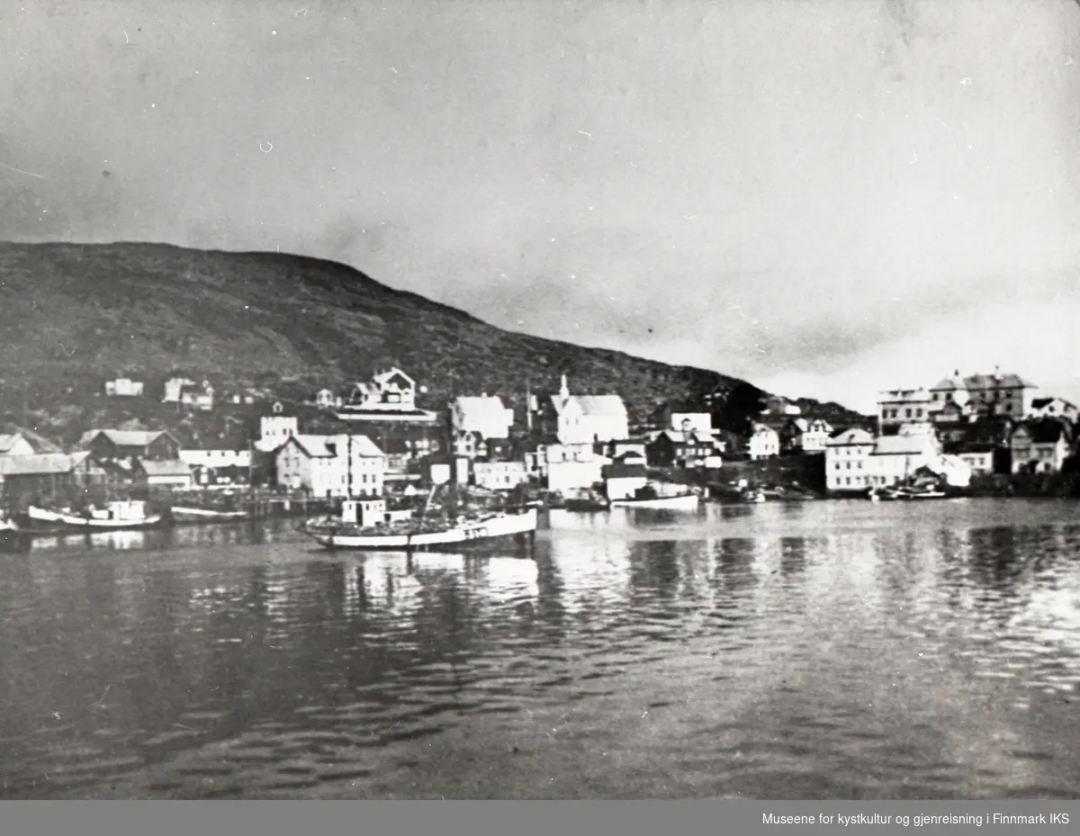 Honningsvåg. Indre havn med noen fiskebåter. I bakgrunnen deler av bebyggelsen. 1930-årene.