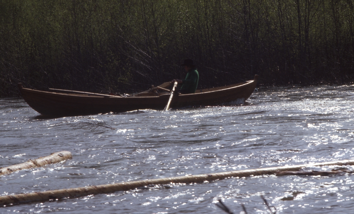 Spissbåt i stri elv. Båttype "Flisa". 1981