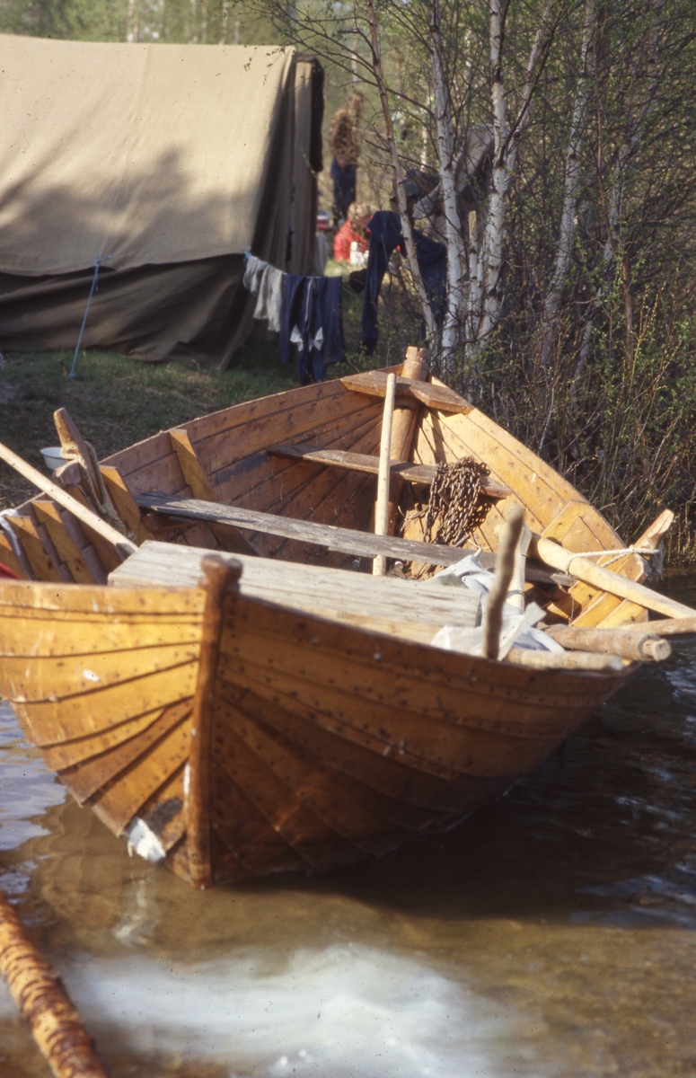 Fløting. Båt med matkasse. 1981