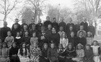 Skolfotografi från Skedevi folkskola något av 1900-talets första år. Som lärare ser vi Konrad Örtengren och Anna Jonsson.