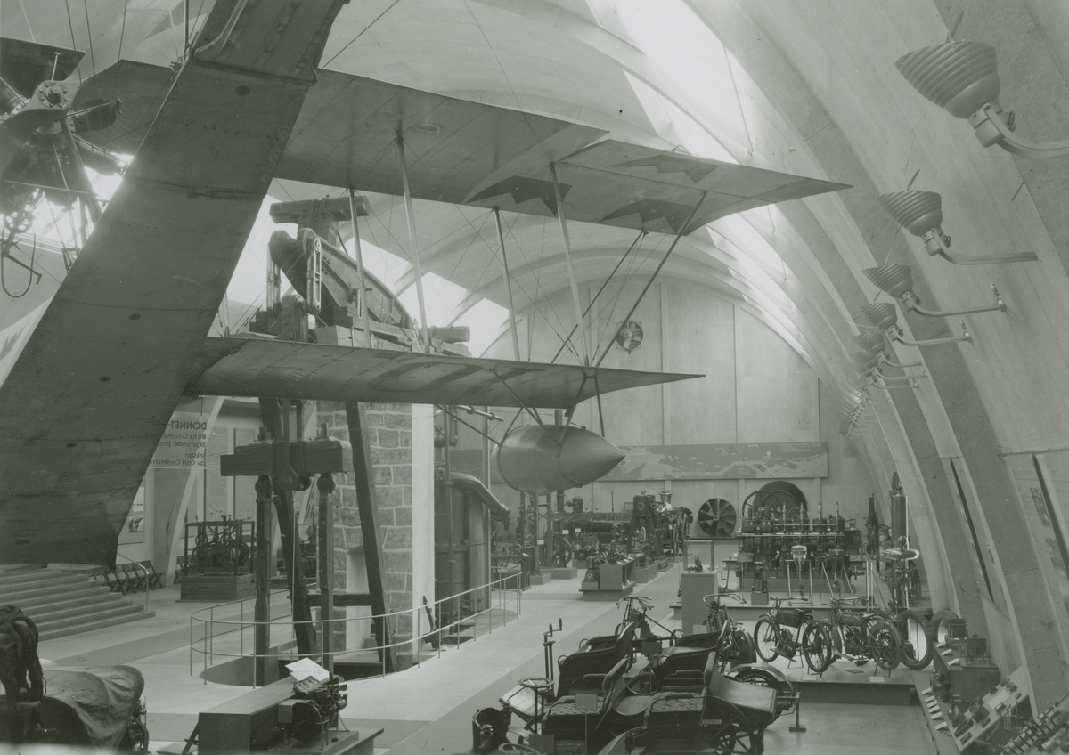 Tekniska museet, ca 1939. Maskinhallen, fotograferad från flyghyllans västra sida.