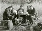 Matpaus under marinarkeologiska undersökningar vid Djurhamn. Från vänster: Bertil Andersson, Bo Lindström, Begnt Gylleus, Ulf B Persson och George Wittlock.