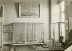Utställning i Segelfartygsrummet i Sjöfartsmuseet, Skeppsbron 36 i Stockholm. Fartygsmodell och konst.
