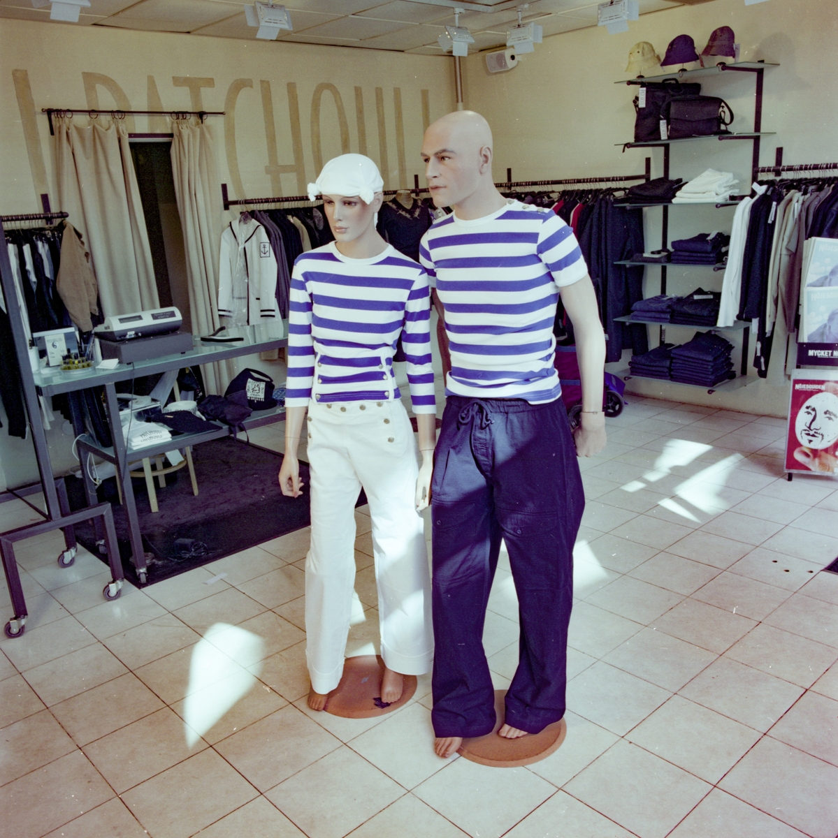 I samband med utställningen "Sjömanskostymen". Jean-Paul Gaultier-kläder på två skyldockor i butik.