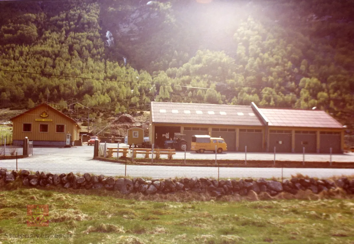 Driftsbygninger i Rogaland vegvesen. 
På bildet står det parkert en VW Boble, en Ford 4000 med brakett for lasteapparat, ca. 1965-1966 modell.
Helt til høyre en Volkswagen transporter med dobbel cabin. En kvilebrakke står midt på bildet. Drivstoffpumpe ved bygningen til venstre som har "Statens vegvesen" skilt på veggen. 
Foran en mur av naturstein.