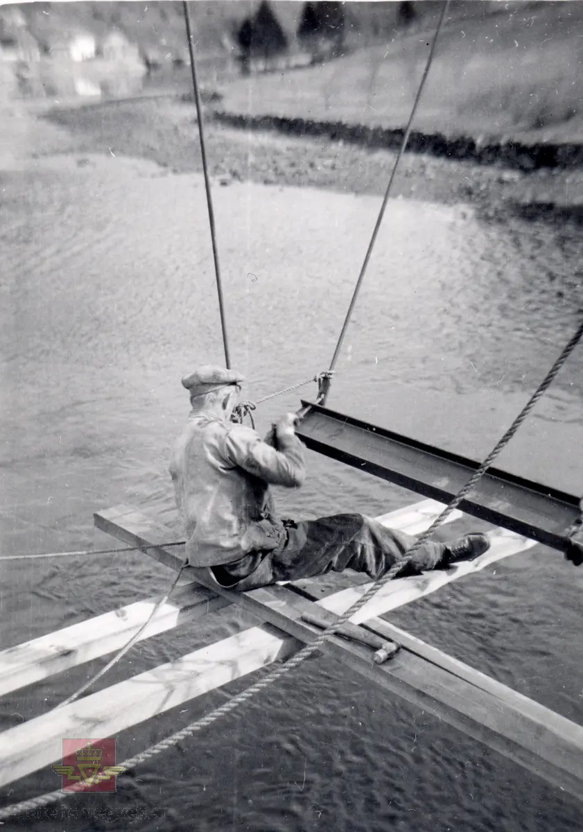 Bygging av Stråpa bru over Suldalslågen 1935-1938.
Sikkerheten var annerledes på denne tiden.