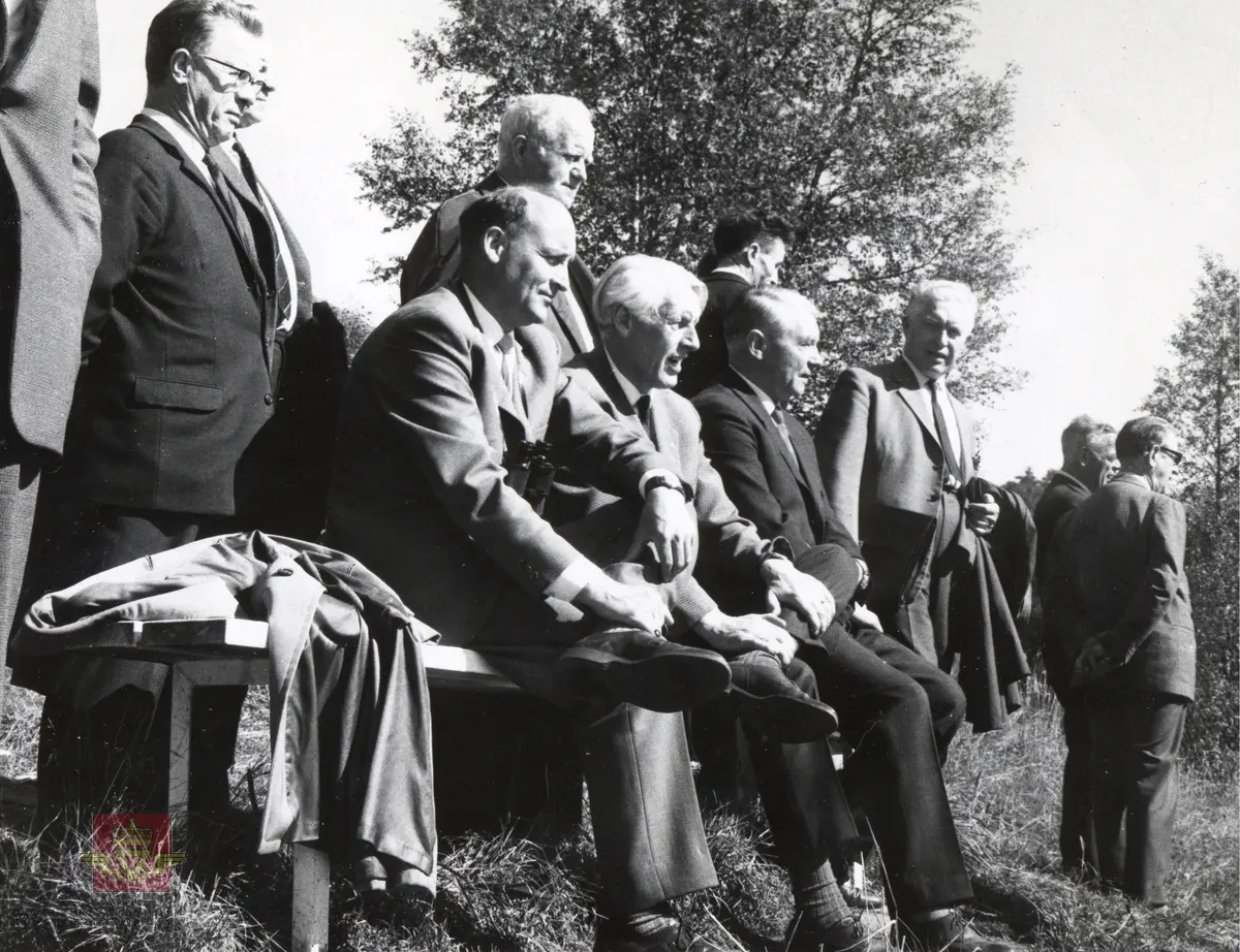 Stortingets samferdselskomite på befaring i Rogaland  oktober 1964 ved Sandselva i Suldal kommune. 
Sittende foran til venstre samferdselsminister Erik Himle og til høyre for ham vegdirektør Karl Olsen.