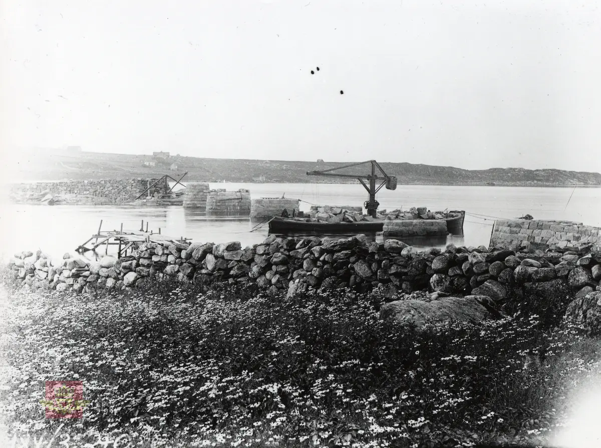 NVM 11-F-00002a, Statens vegvesen og NVM 11-F-00002b, Statens vegvesen.
Bilde 1) Fra byggingen av Hafrsfjordsbrua. Pilarene sett fra østsiden  01.09.1923. 
Bilde 2) I følge merking vedlagt bilde: Betongblandere var i bruk ved bygginga av Hafrsfjord bru i 1924/1925. 
"Fra tråkk til motorveg," av Svein Magne Olsen, side 118.