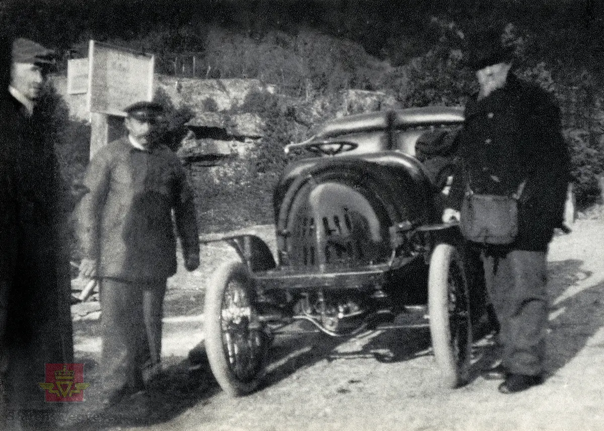 Hans Hagerup Krags Automobiltur til Romsdalen 1901. 
Turen startet den 3. september 1901 fra Otta, ført av en tysk sjåfør med følgende passasjerer: Arbeidsminister Løvland, vegdirektør Hans Hagerup Krag og Amtsingeniørene Hovdenak og Aubert. Turen gikk til Brendhaugen første dag, 20 km. Neste dag gikk turen til Åndalsnes, og tilbake til Flatmark i Romsdalen samme ettermiddag. Neste dag fortsatte turen tilbake mot Otta men 1 km sør for Dombås røk bilens bakaksel så den måtte taues med hest til toget på Otta og sendes til Kristiania for reparasjon. 
Refererer til "Meddelelser fra Veidirektøren,"  Nr 52-1924 , s. 200.
Se vedlegg i Nedlastinger lenger ned på siden.