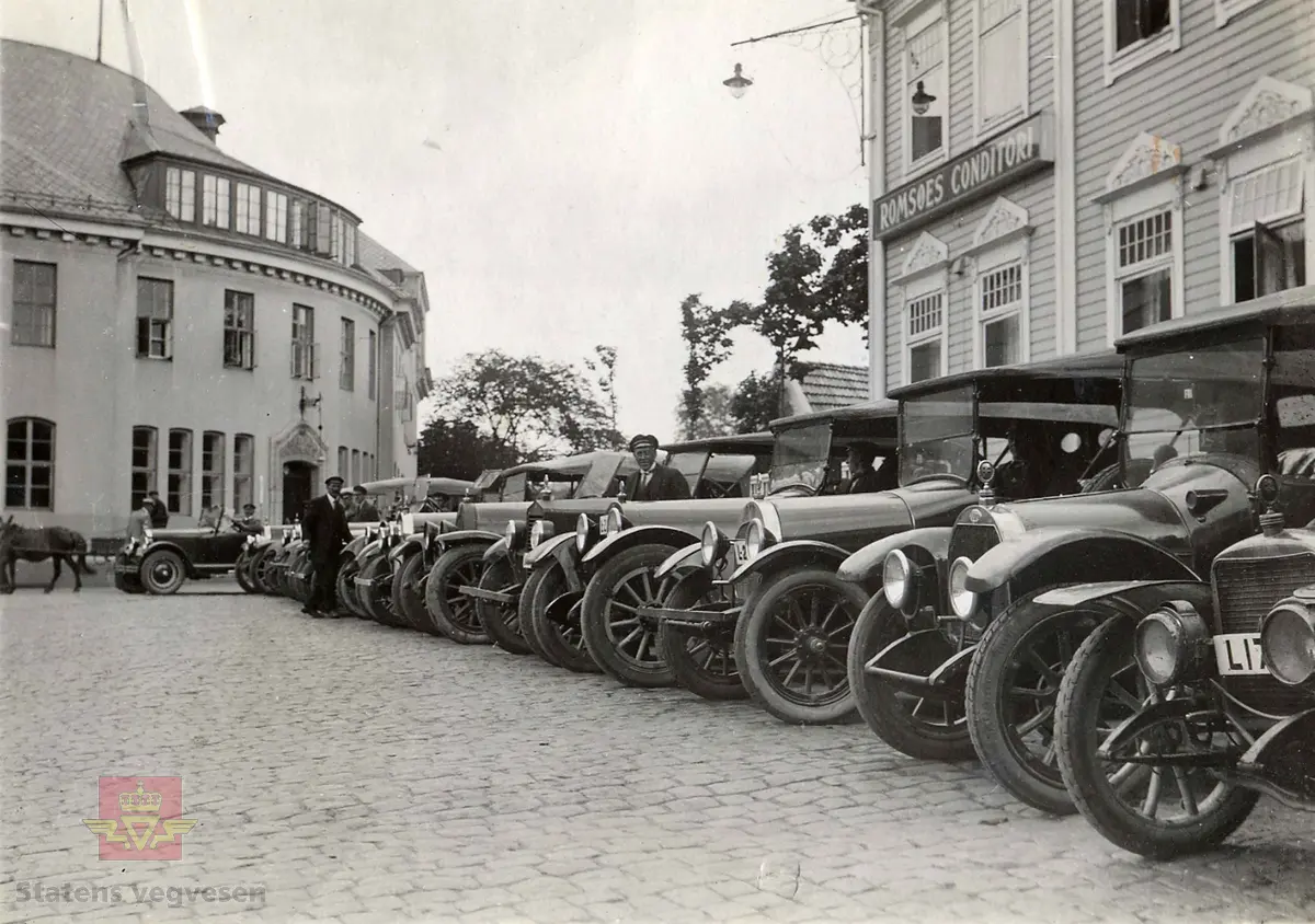 Drosjer oppstilt ved Romsøes Conditori i Stavanger sentrum  1920