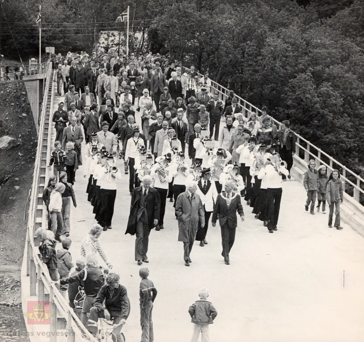 Åpning av Øyvoldsund bru i Farsund kommune  9. august 1977.  Vegdirektør Carl Olsen åpnet brua.
Foran fra venstre:  vegsjef Sigurd Aas, vegdirektør Carl Olsen og ordfører Richard Urbye Buch.