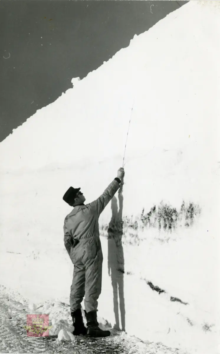 Måling av snødybden på Valdresflye (Valdresflya) 
Formann Nils Stølen måler snødybden på brøytekanten 03.02. 1976. I følge merking på baksiden av bildet.